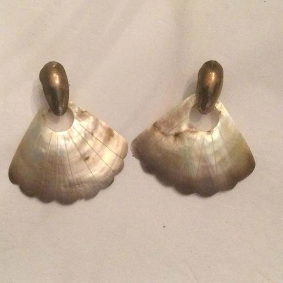 VTG Mother of Pearl Fan Shaped Door Knocker Pierced Earrings - Picture 2 of 8